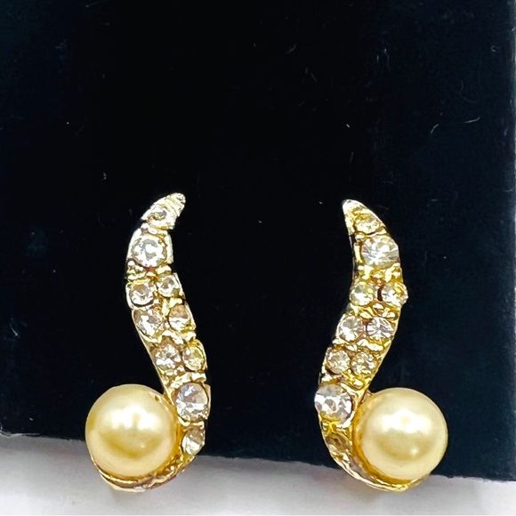 Elegant Gold and Silver Crescent Vintage Earrings with Pearls - Picture 5 of 8